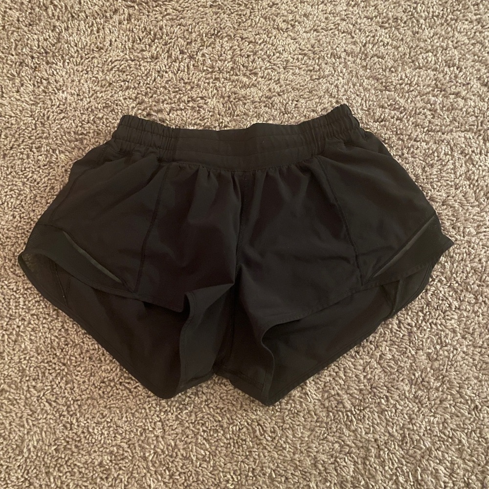 Black Lululemon hotty hot shorts size 6 2.5 in